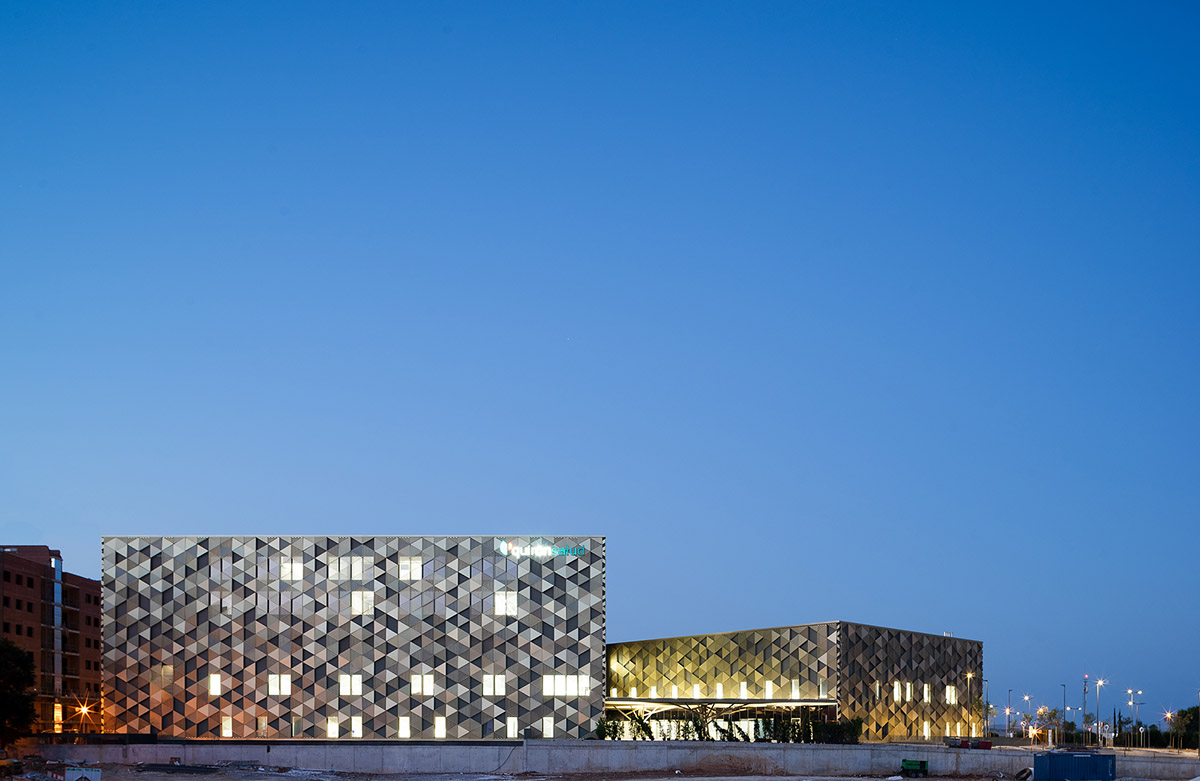 Enero Arquitectura creates second skin with metallic lattice for thermal comfort at Cordoba Hospital