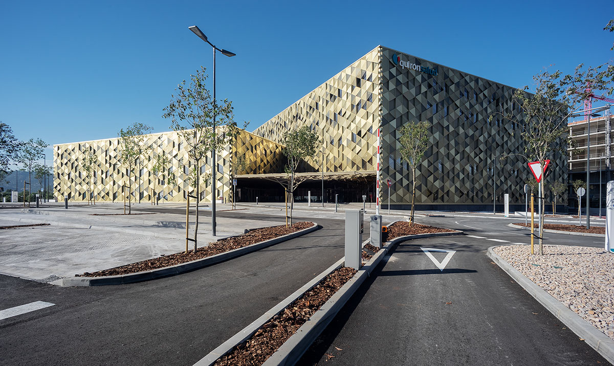 Enero Arquitectura creates second skin with metallic lattice for thermal comfort at Cordoba Hospital