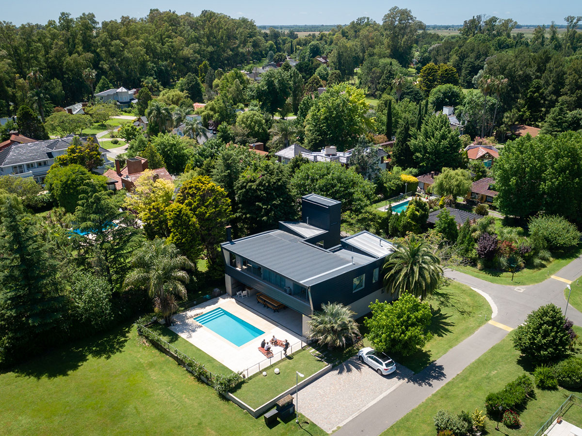 Además Arquitectura completes weekend house made from black corrugated metal sheets