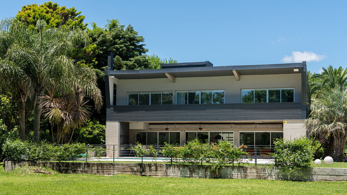 Además Arquitectura completes weekend house made from black corrugated metal sheets