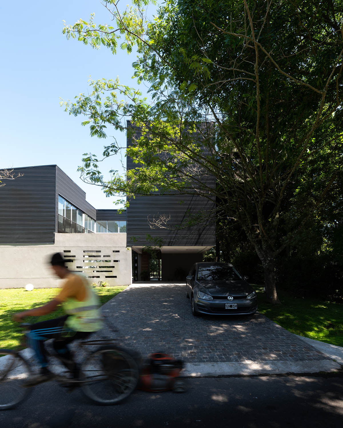 Además Arquitectura completes weekend house made from black corrugated ...