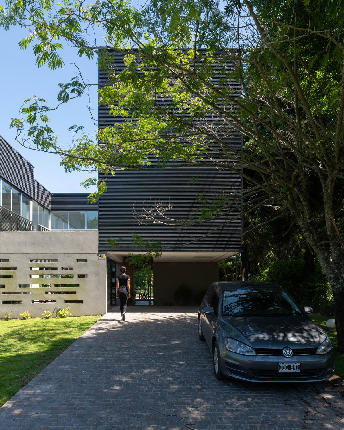 Además Arquitectura completes weekend house made from black corrugated ...