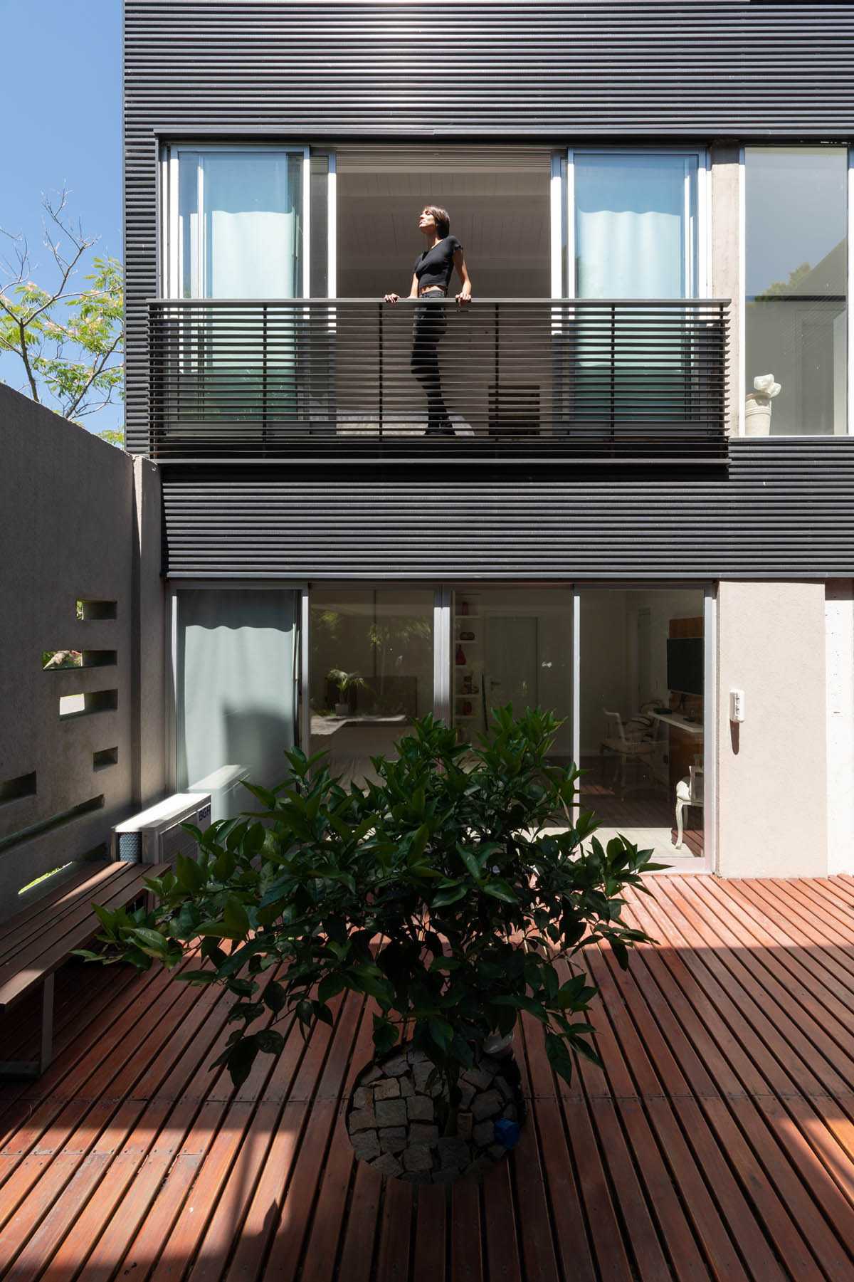 Además Arquitectura completes weekend house made from black corrugated metal sheets