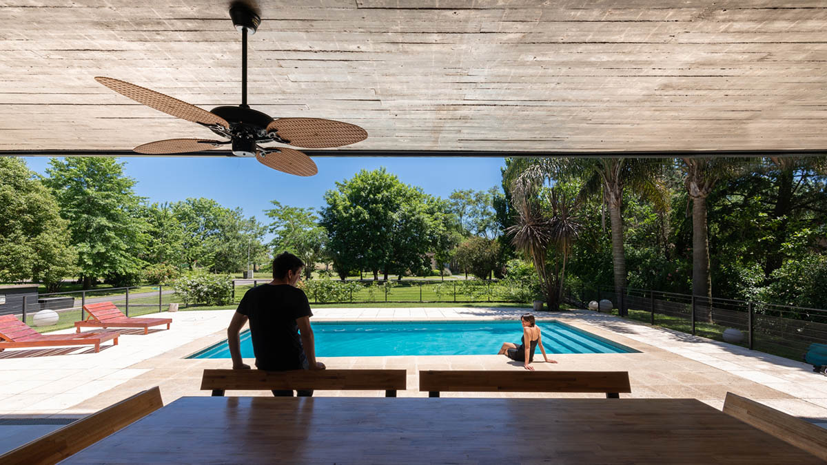 Además Arquitectura completes weekend house made from black corrugated metal sheets