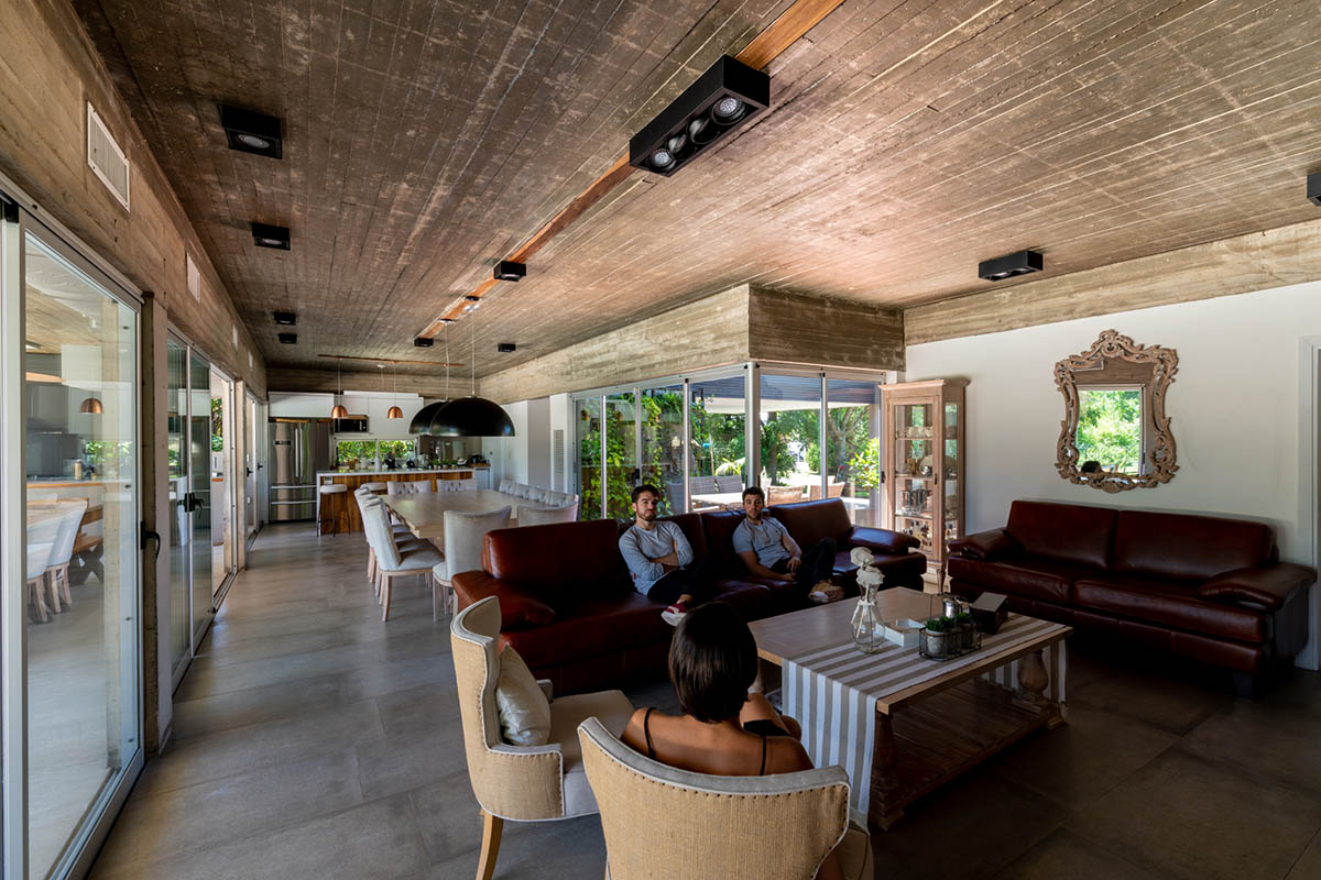 Además Arquitectura completes weekend house made from black corrugated metal sheets