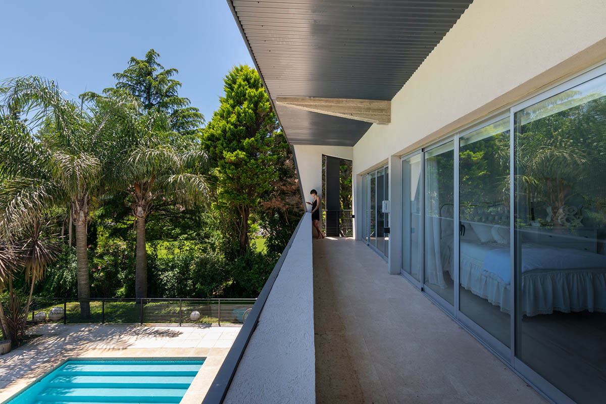 Además Arquitectura completes weekend house made from black corrugated metal sheets