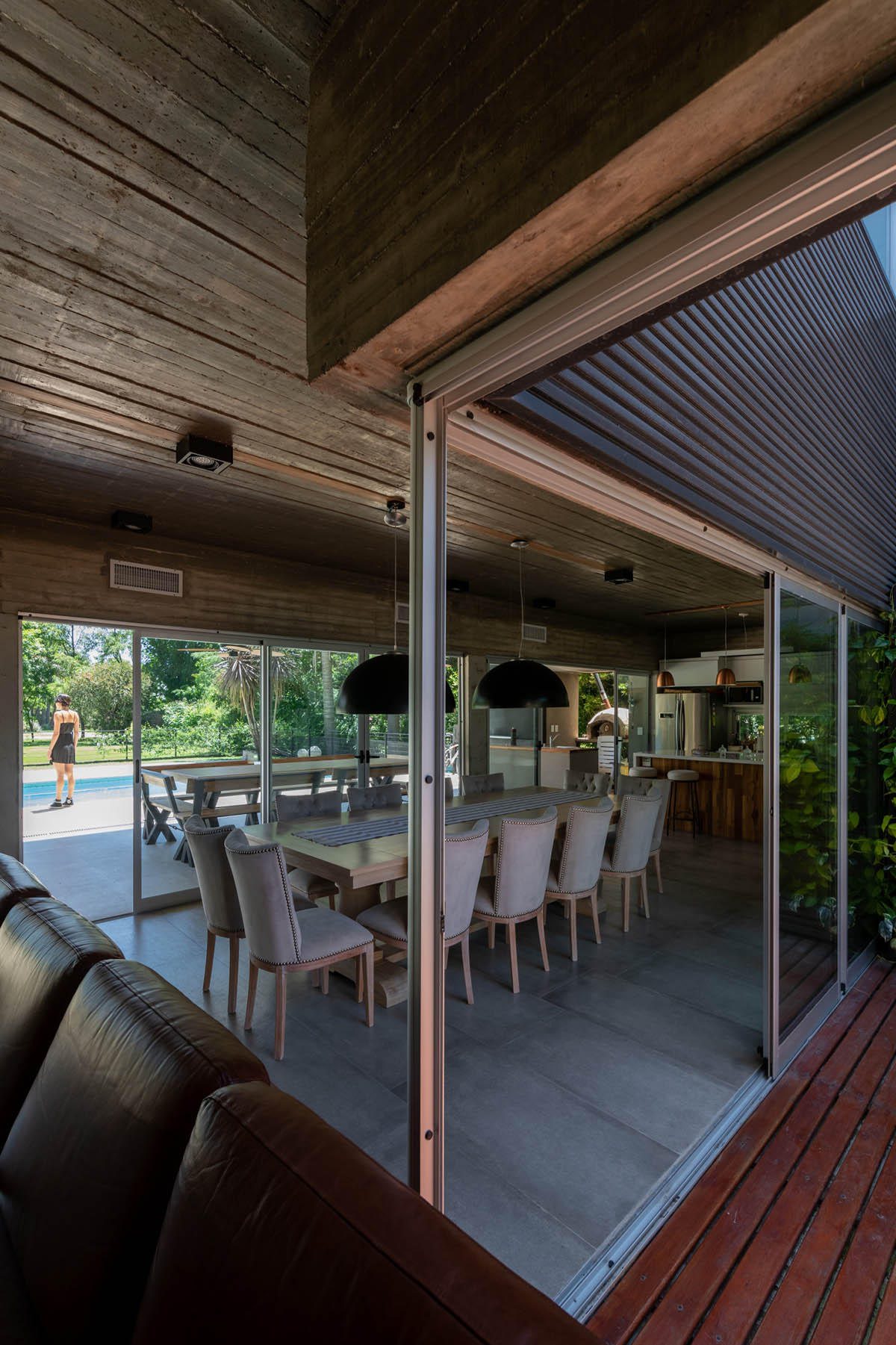 Además Arquitectura completes weekend house made from black corrugated metal sheets