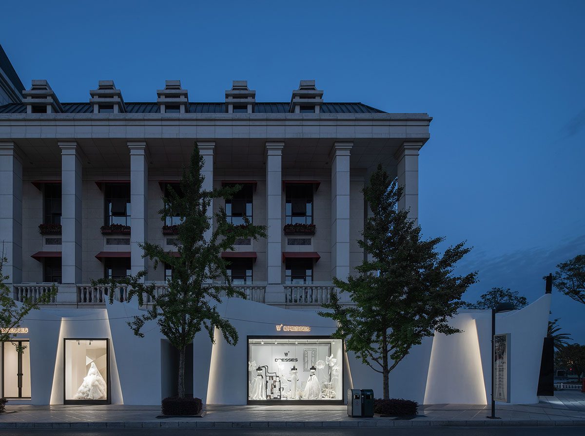 CUN FF uses a play of substraction in a wedding dresses customized store in China