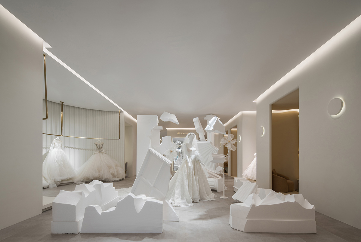 CUN FF uses a play of substraction in a wedding dresses customized store in China