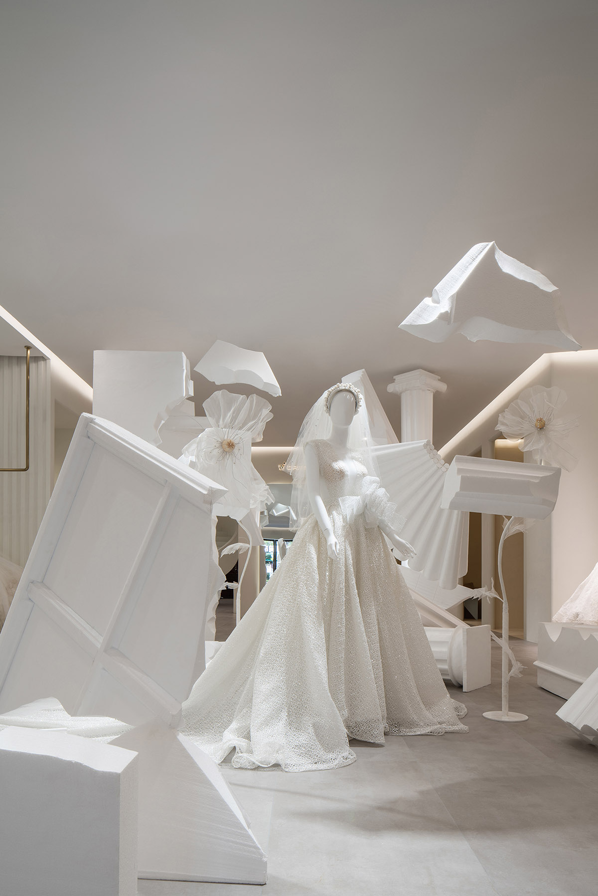 CUN FF uses a play of substraction in a wedding dresses customized store in China