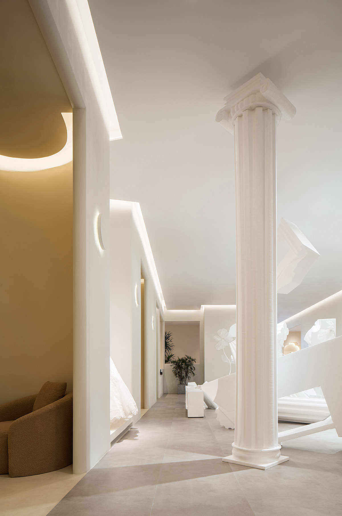 CUN FF uses a play of substraction in a wedding dresses customized store in China