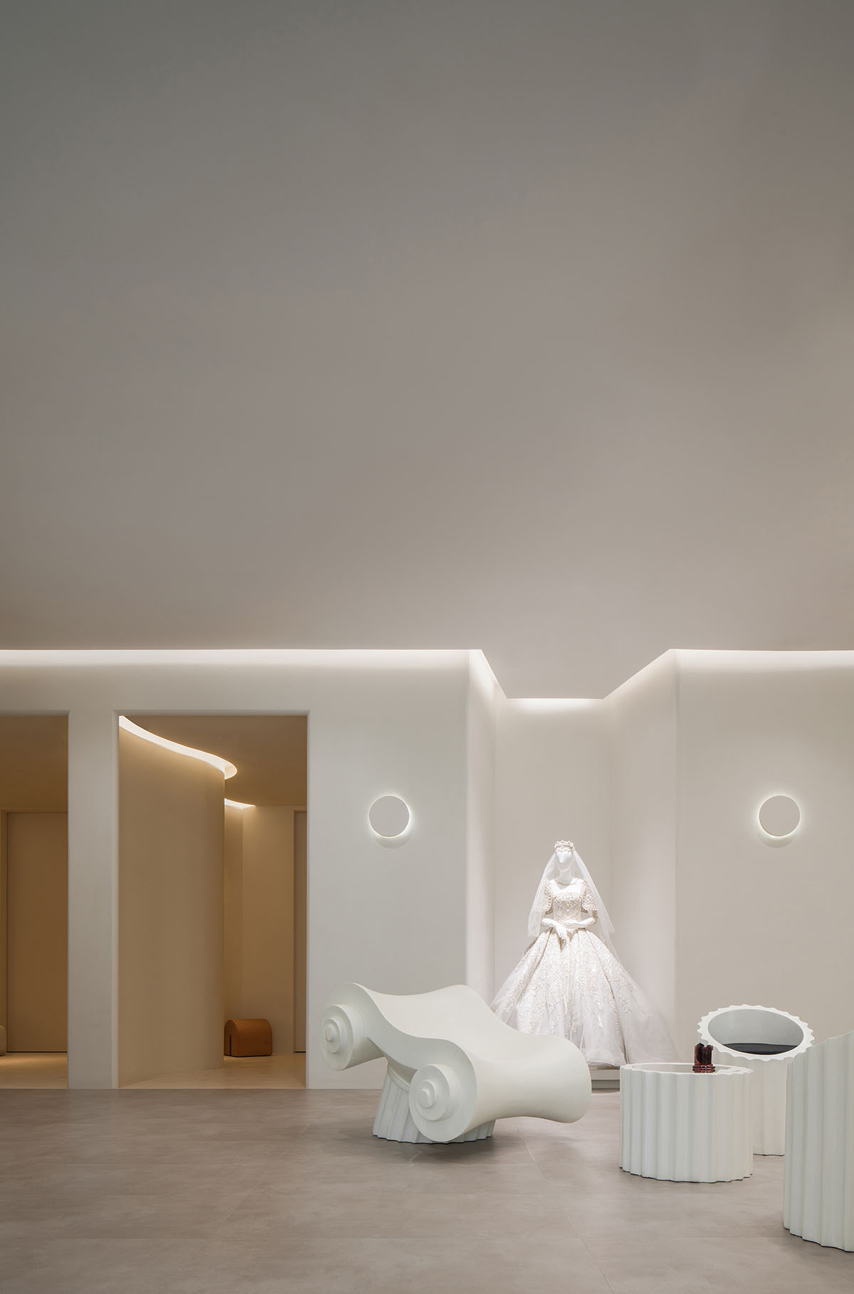 CUN FF uses a play of substraction in a wedding dresses customized store in China
