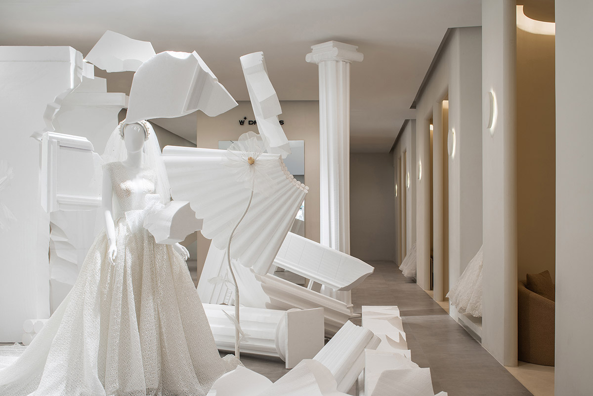 CUN FF uses a play of substraction in a wedding dresses customized store in China