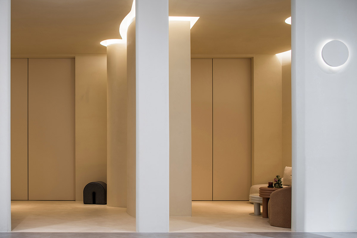 CUN FF uses a play of substraction in a wedding dresses customized store in China