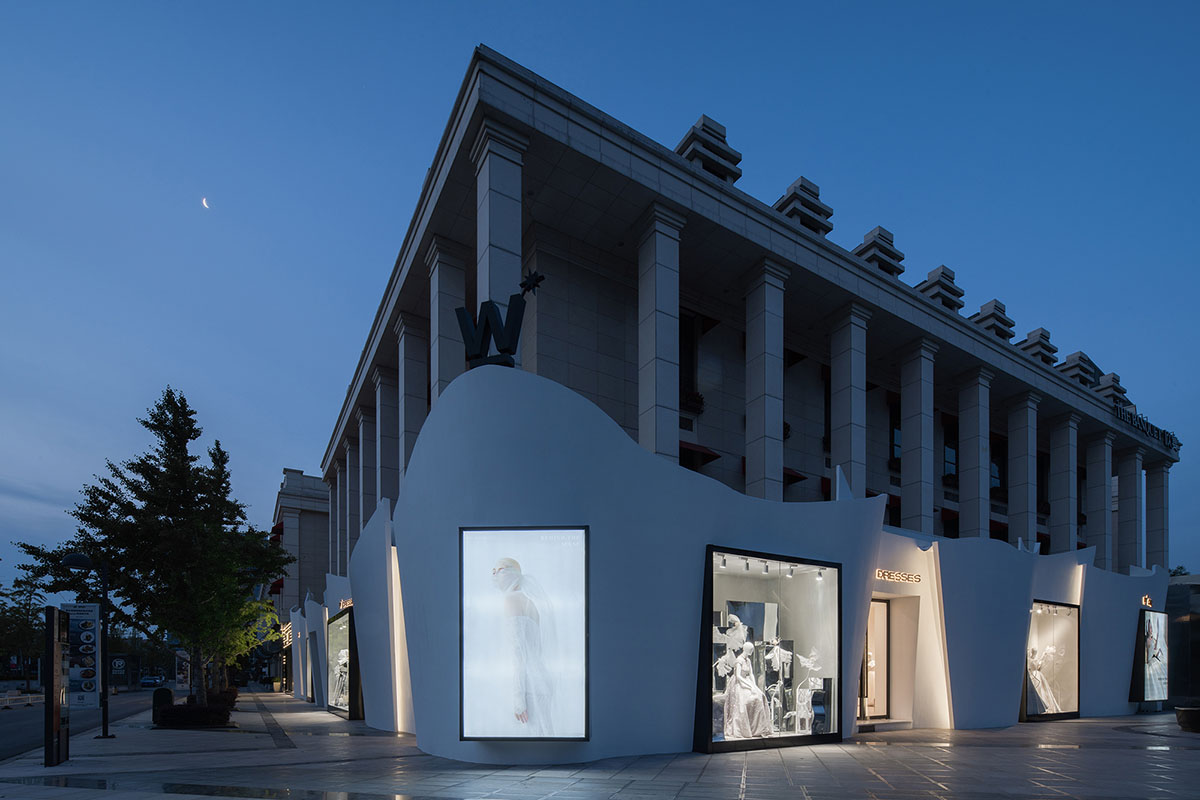 CUN FF uses a play of substraction in a wedding dresses customized store in China