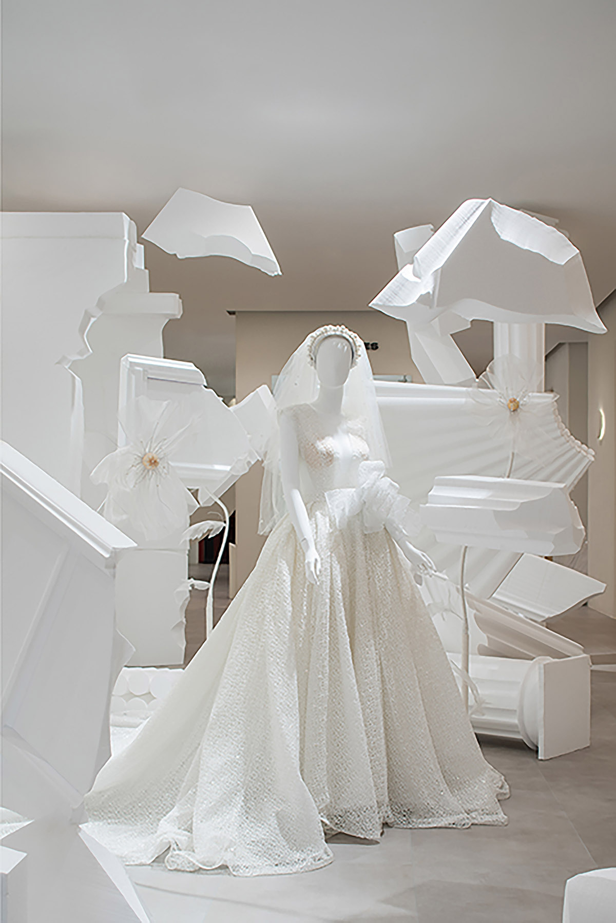 CUN FF uses a play of substraction in a wedding dresses customized store in China