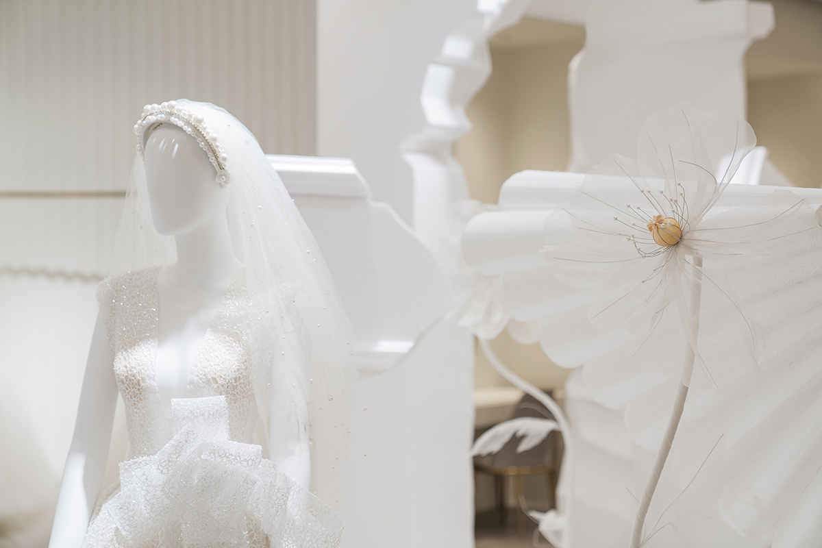 CUN FF uses a play of substraction in a wedding dresses customized store in China