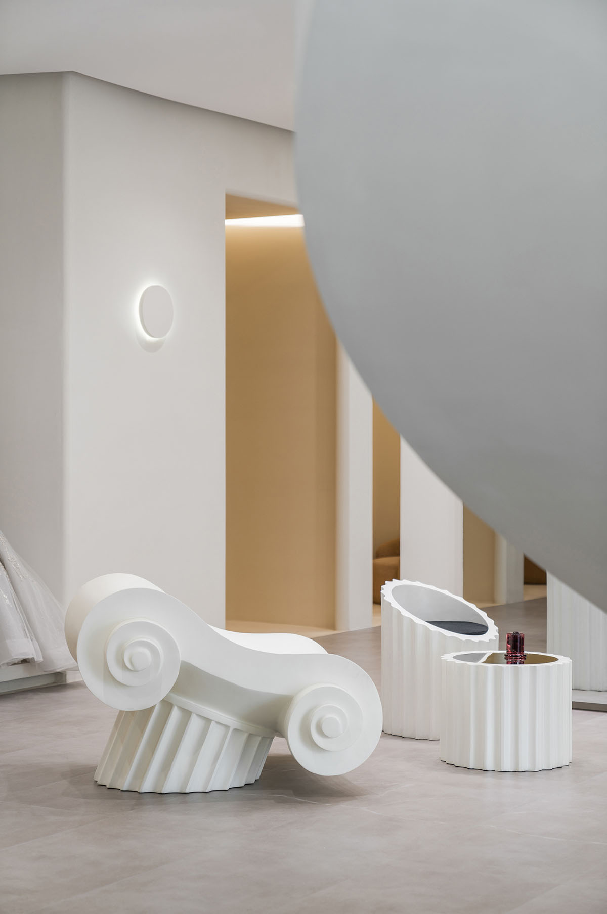 CUN FF uses a play of substraction in a wedding dresses customized store in China