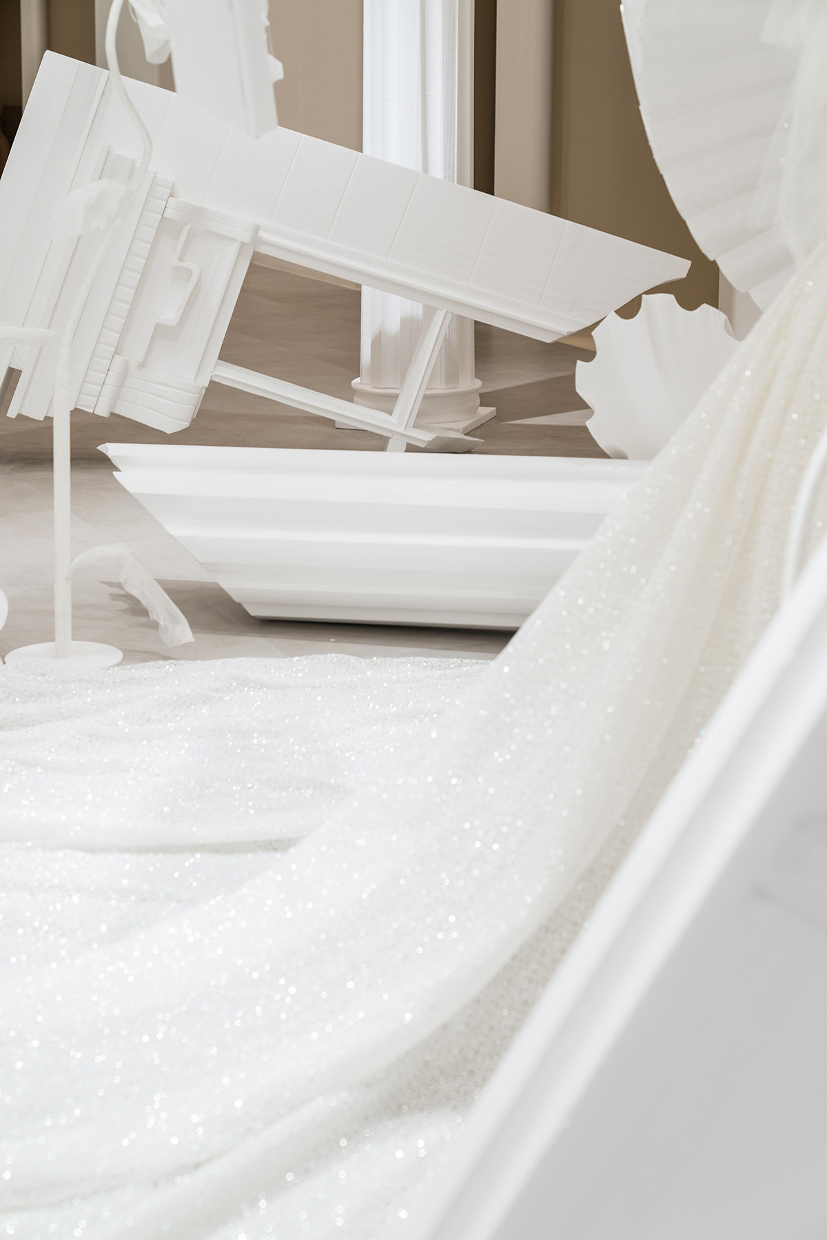 CUN FF uses a play of substraction in a wedding dresses customized store in China