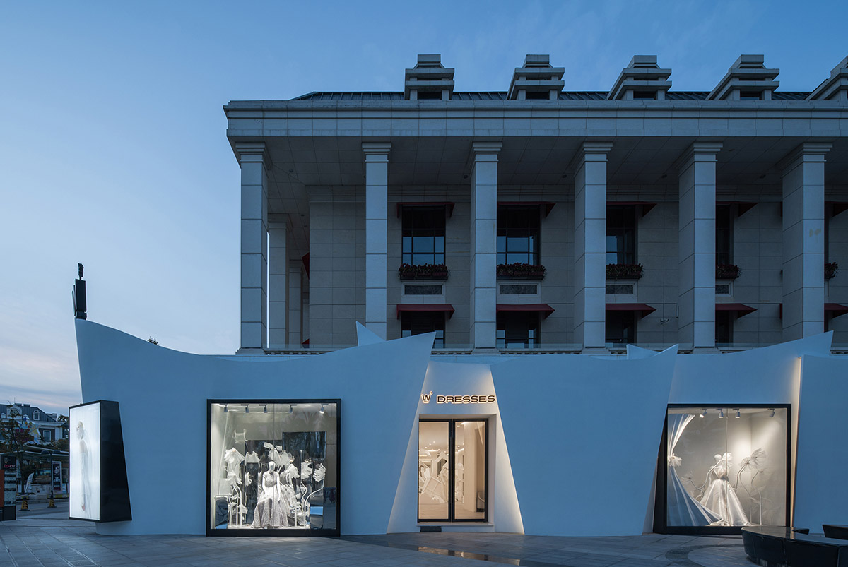 CUN FF uses a play of substraction in a wedding dresses customized store in China