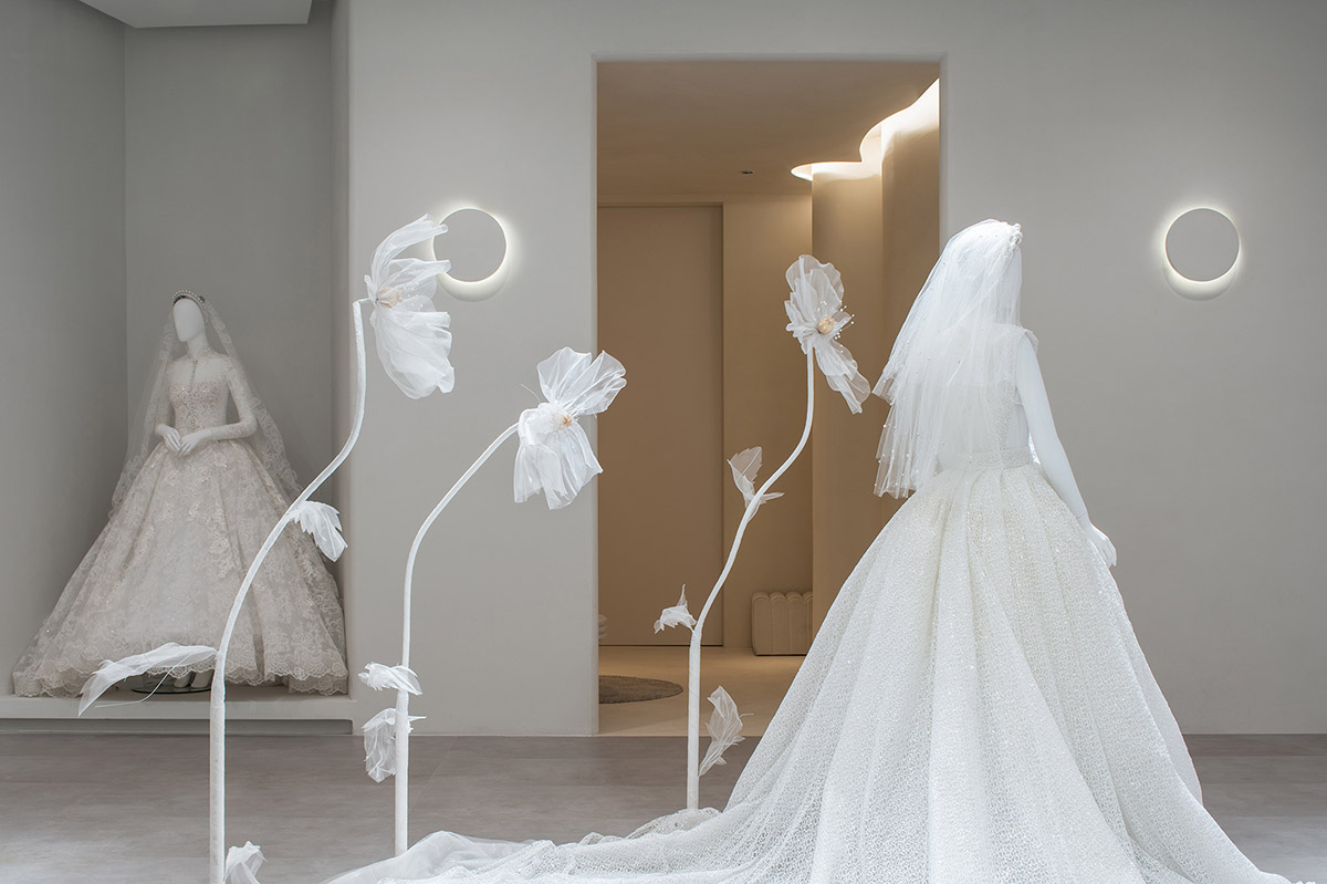CUN FF uses a play of substraction in a wedding dresses customized store in China