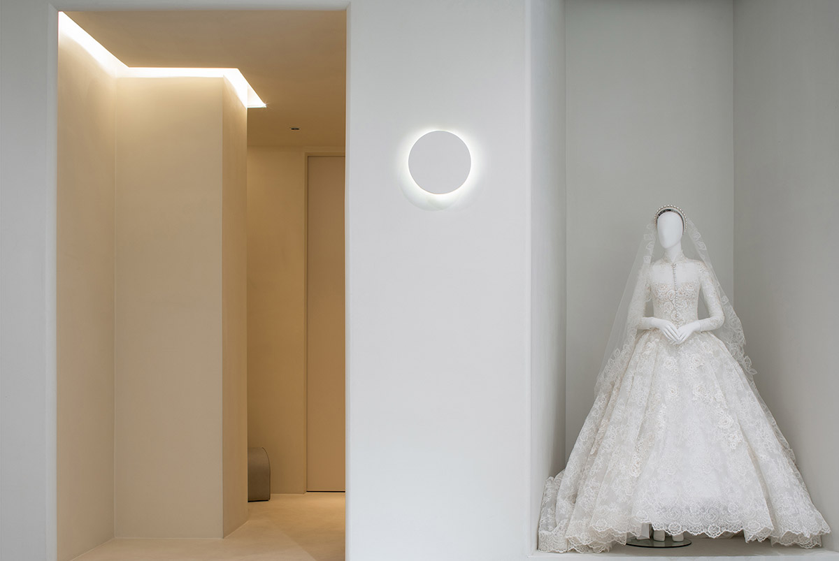 CUN FF uses a play of substraction in a wedding dresses customized store in China