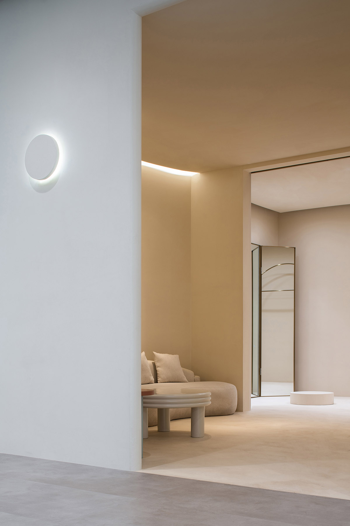 CUN FF uses a play of substraction in a wedding dresses customized store in China