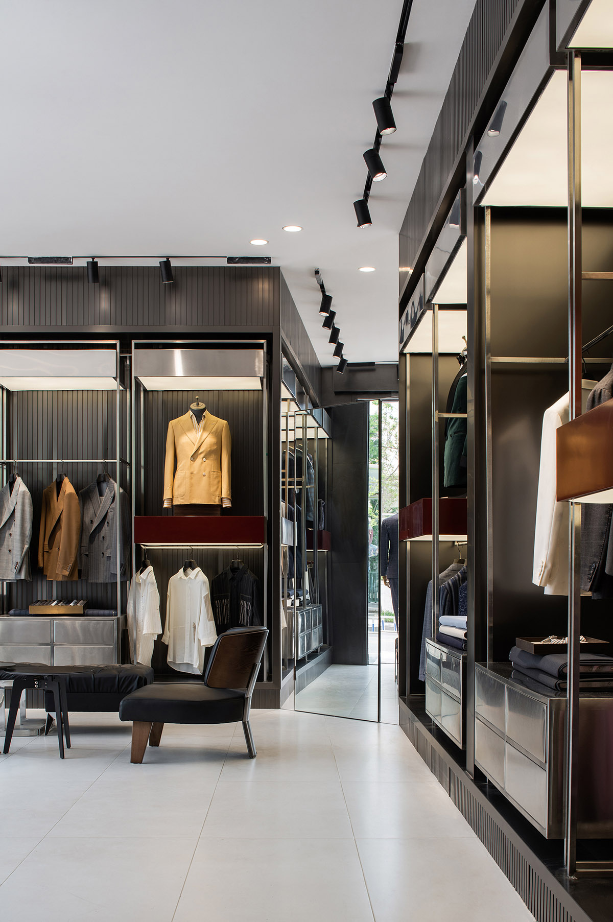 CUN FF uses a play of substraction in a wedding dresses customized store in China