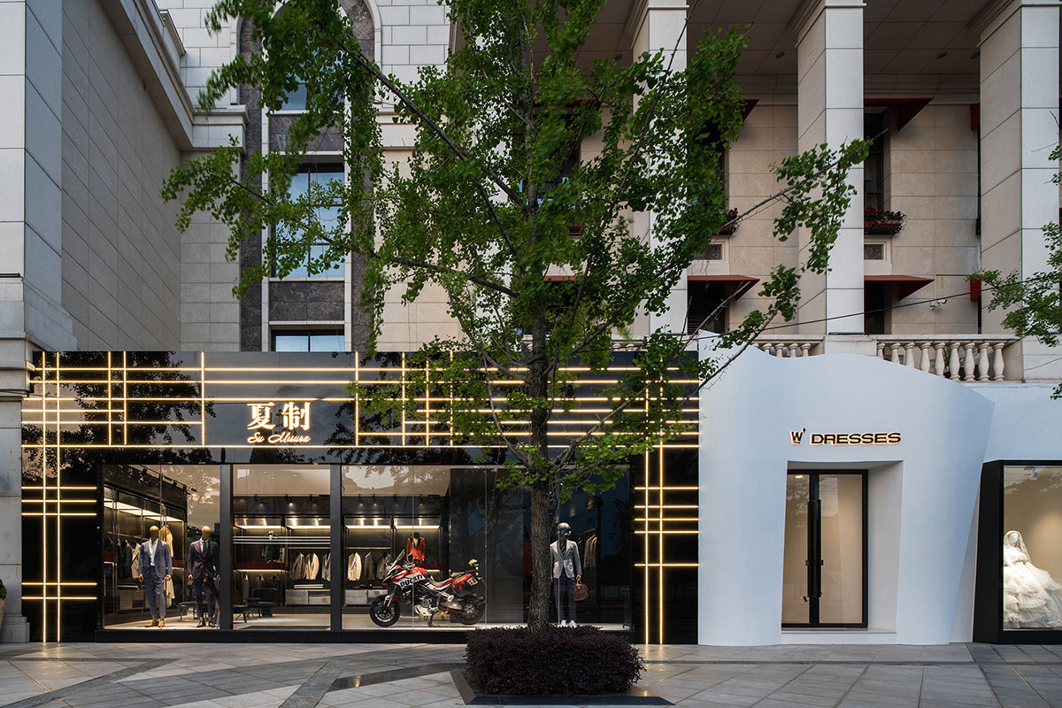 CUN FF uses a play of substraction in a wedding dresses customized store in China