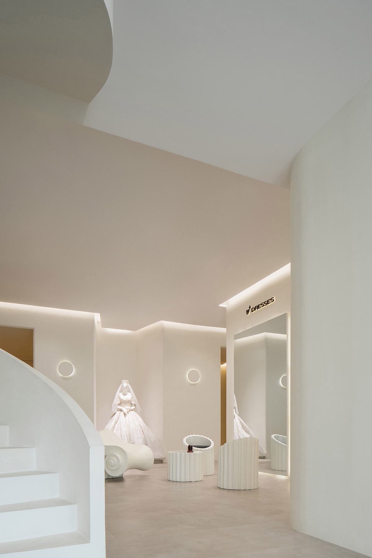 CUN FF uses a play of substraction in a wedding dresses customized store in China