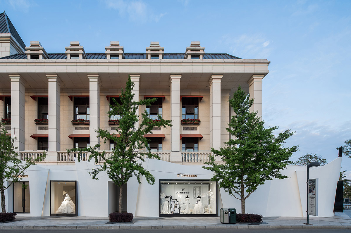 CUN FF uses a play of substraction in a wedding dresses customized store in China