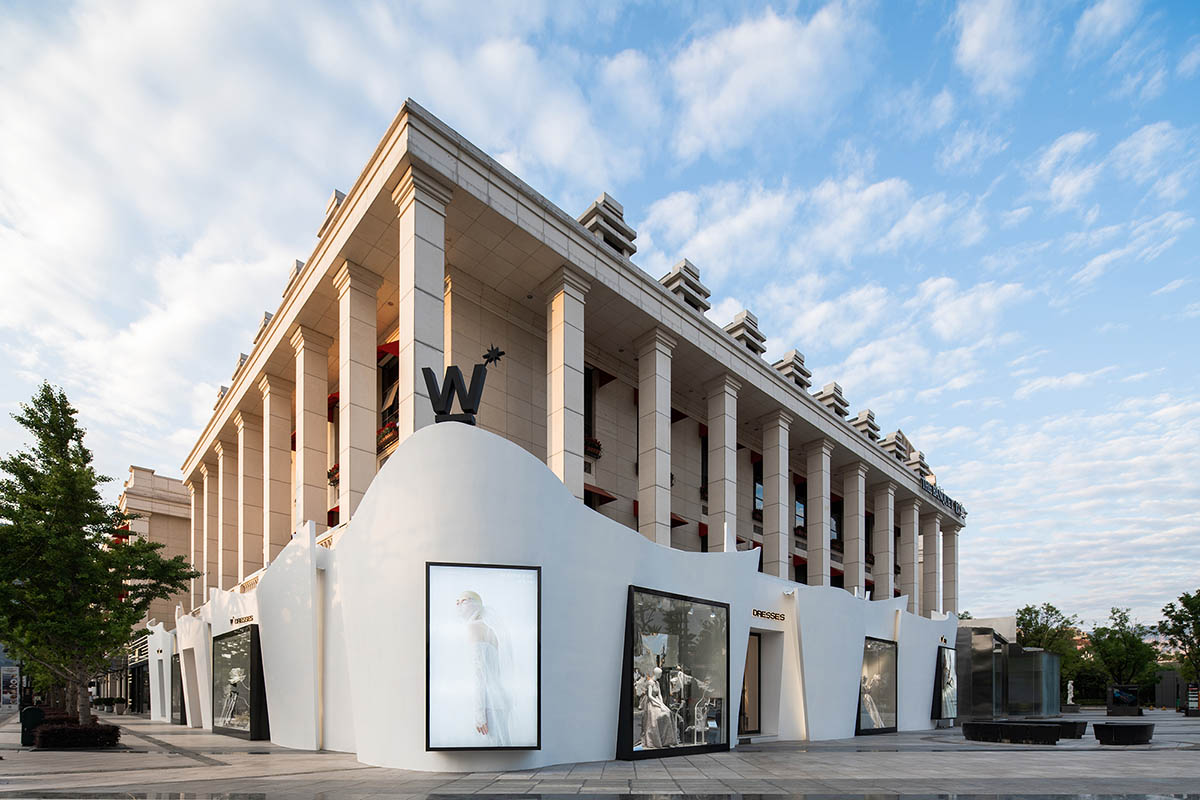 CUN FF uses a play of substraction in a wedding dresses customized store in China