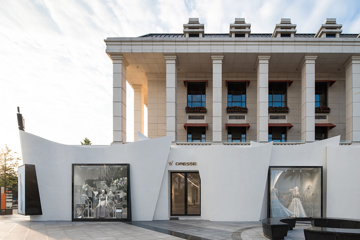 CUN FF uses a play of substraction in a wedding dresses customized store in China