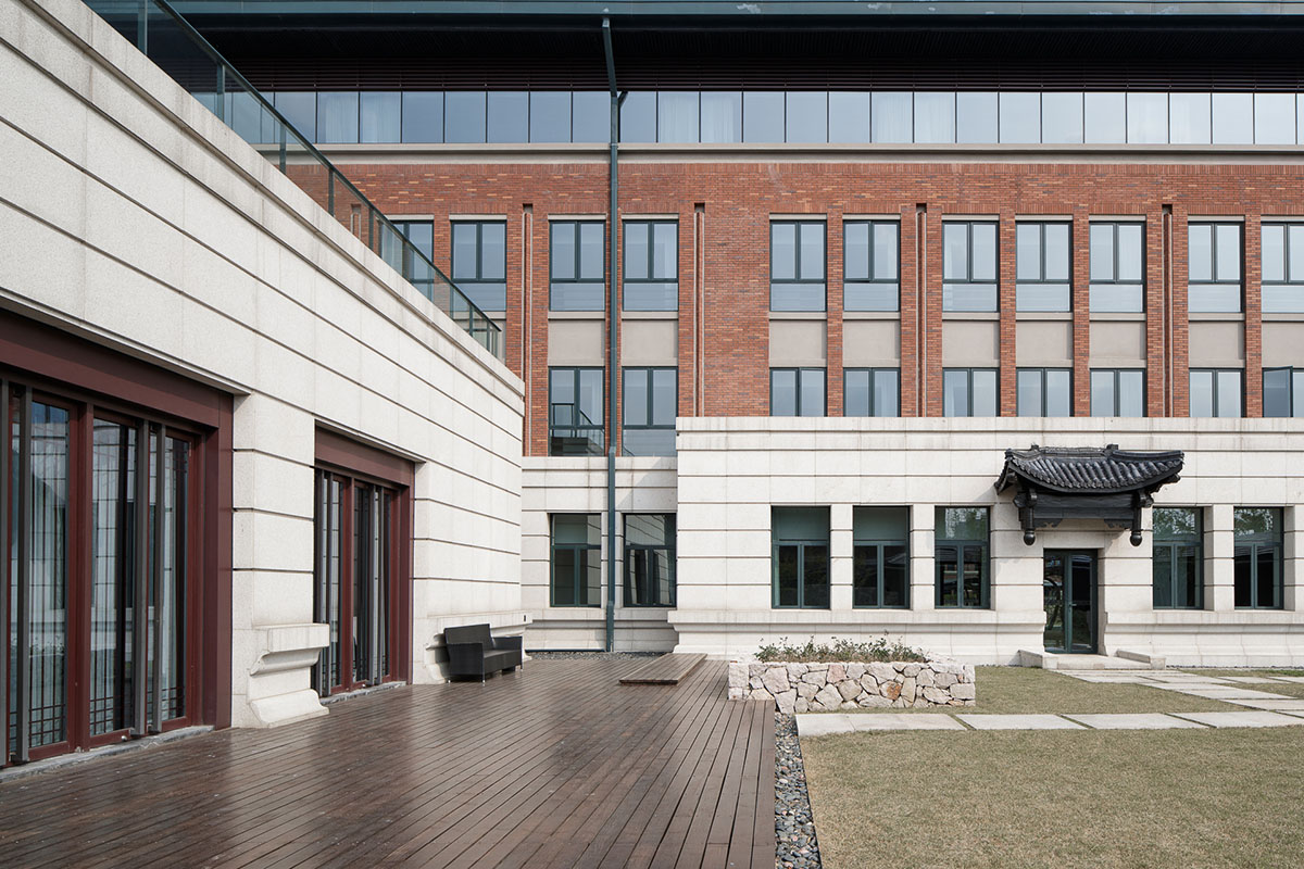 UAD Applied Dramatic Subtle Interpretation of Courtyards for A Campus in Zhejiang