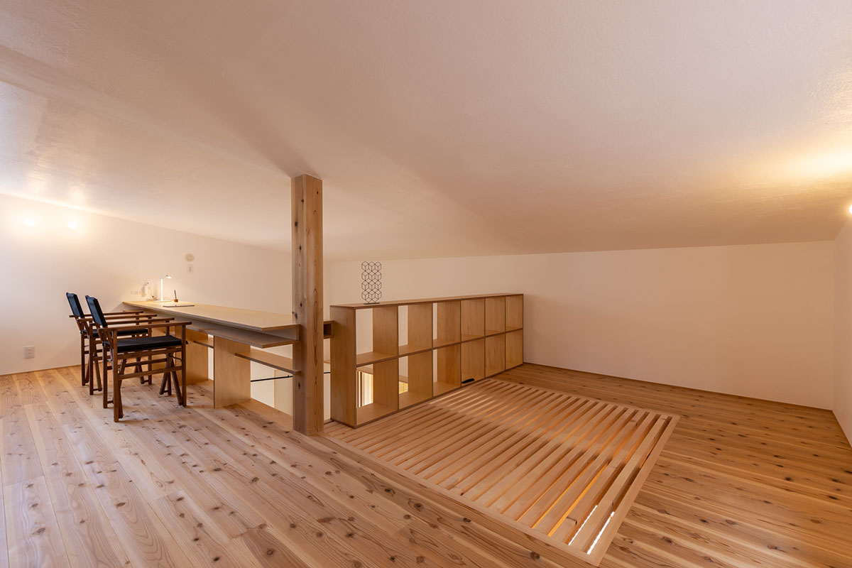 Plan21 completes small wooden house within a large garden in Japan 