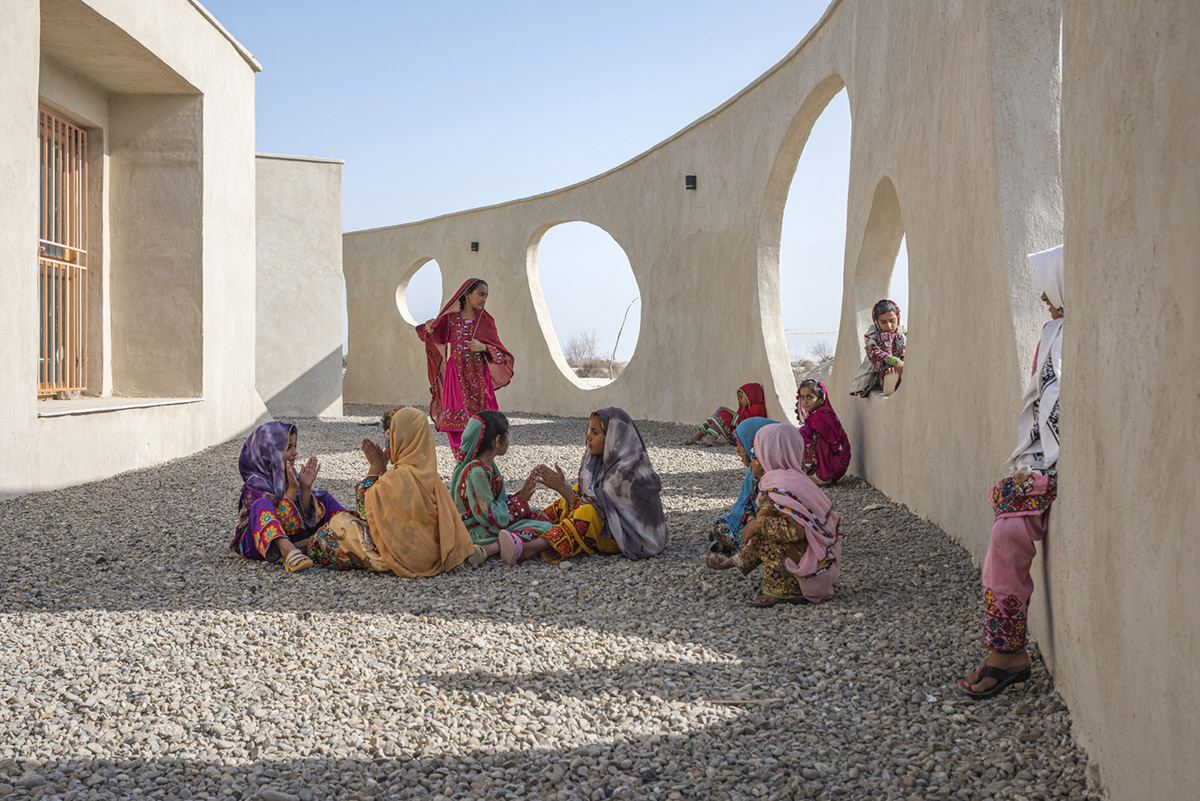 Circular wall featuring inhabitable holes encapsulates elementary school designed by Daaz Office