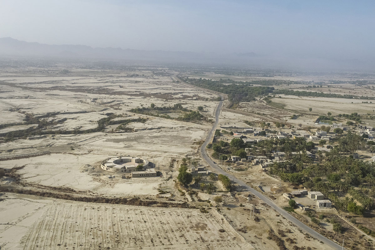 Circular wall featuring inhabitable holes encapsulates elementary school designed by Daaz Office
