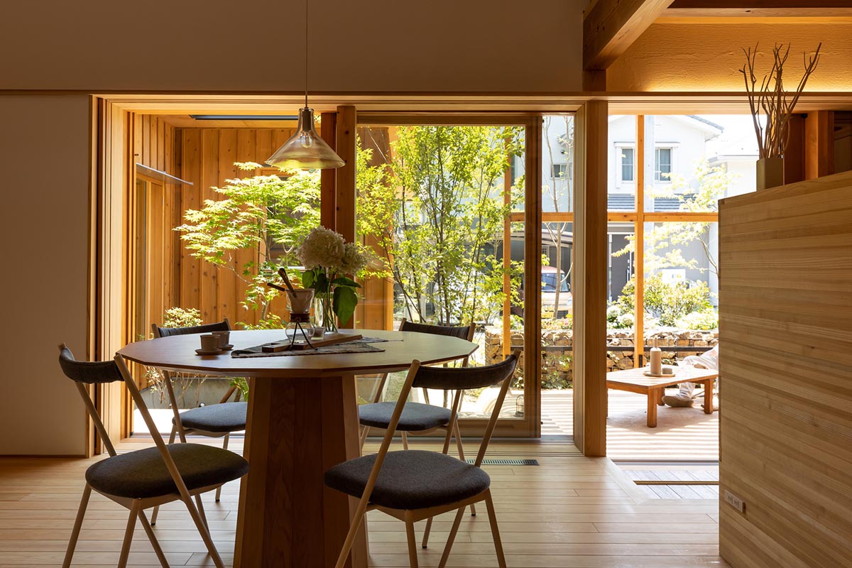 Plan21 completes small wooden house within a large garden in Japan 