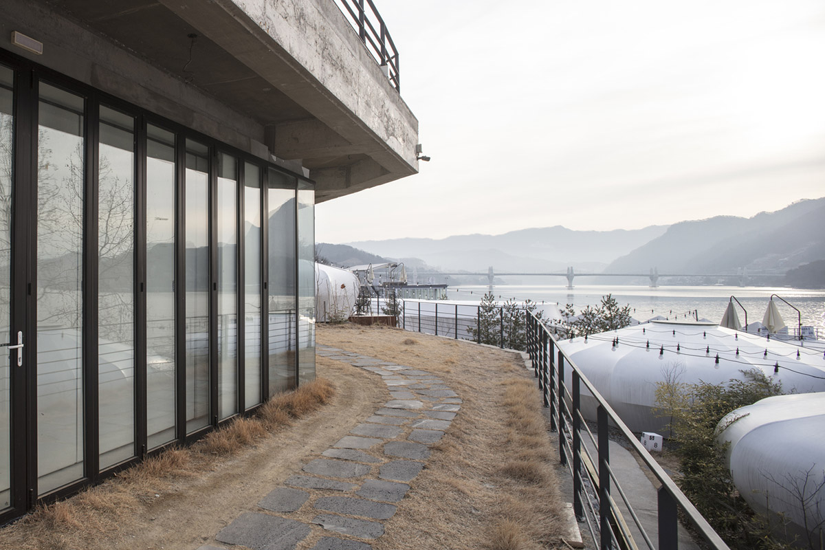 ArchiWorkshop combines oval guest rooms with museum in one landscape in South Korea