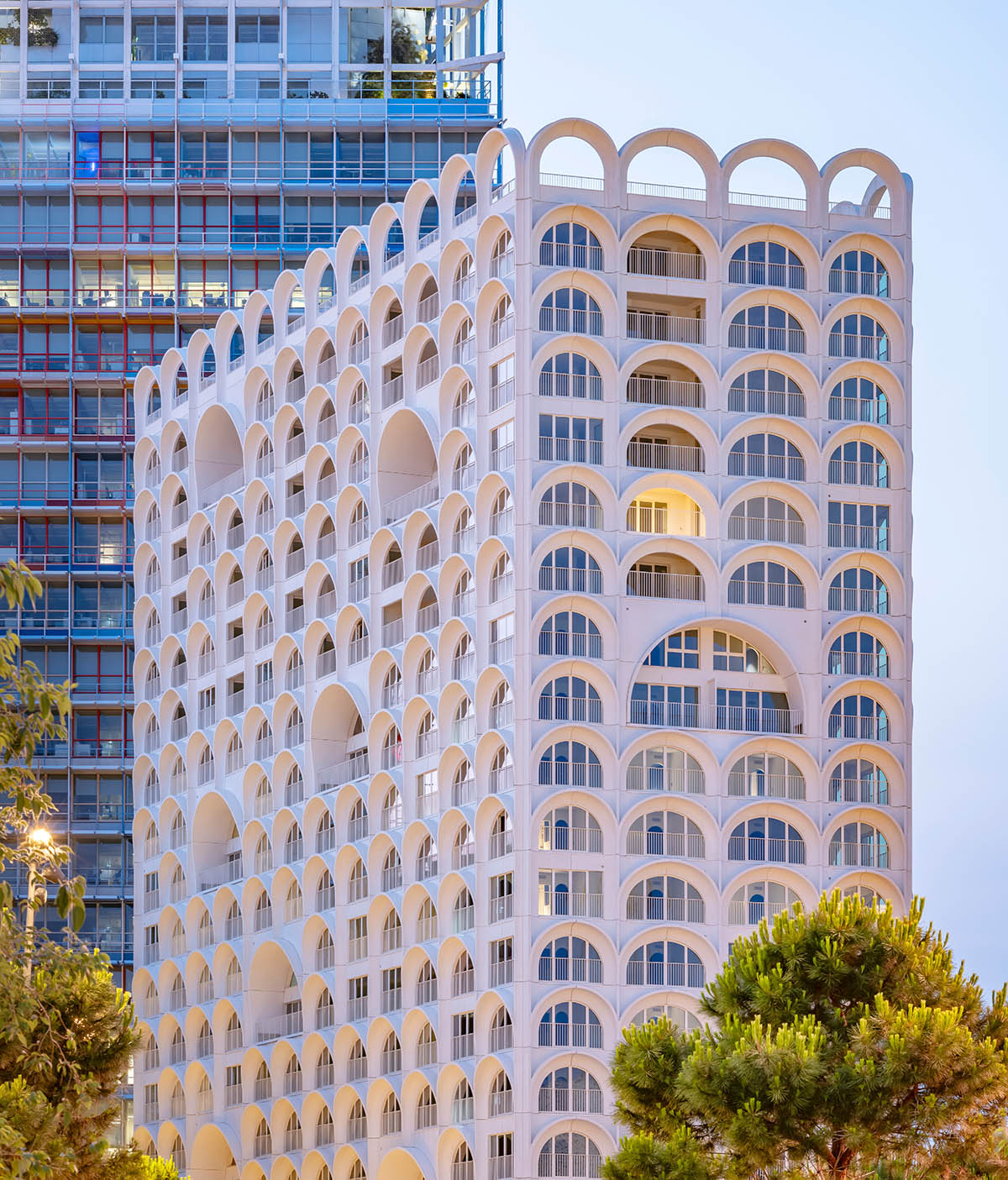 PietriArchitectes wraps residential tower with white concrete vaults referencing to the Mediterranean