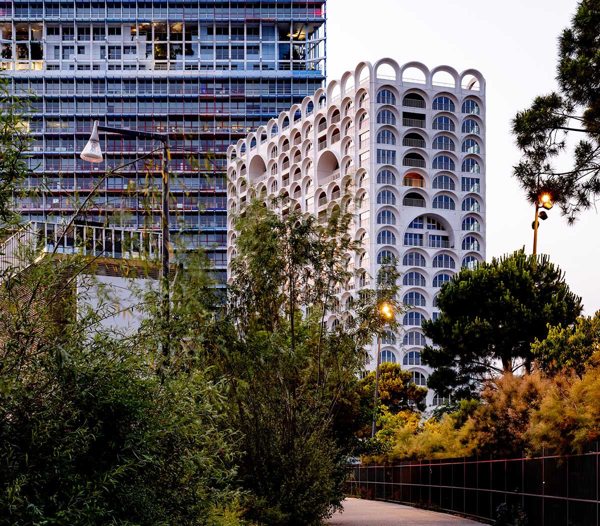 PietriArchitectes wraps residential tower with white concrete vaults referencing to the Mediterranean