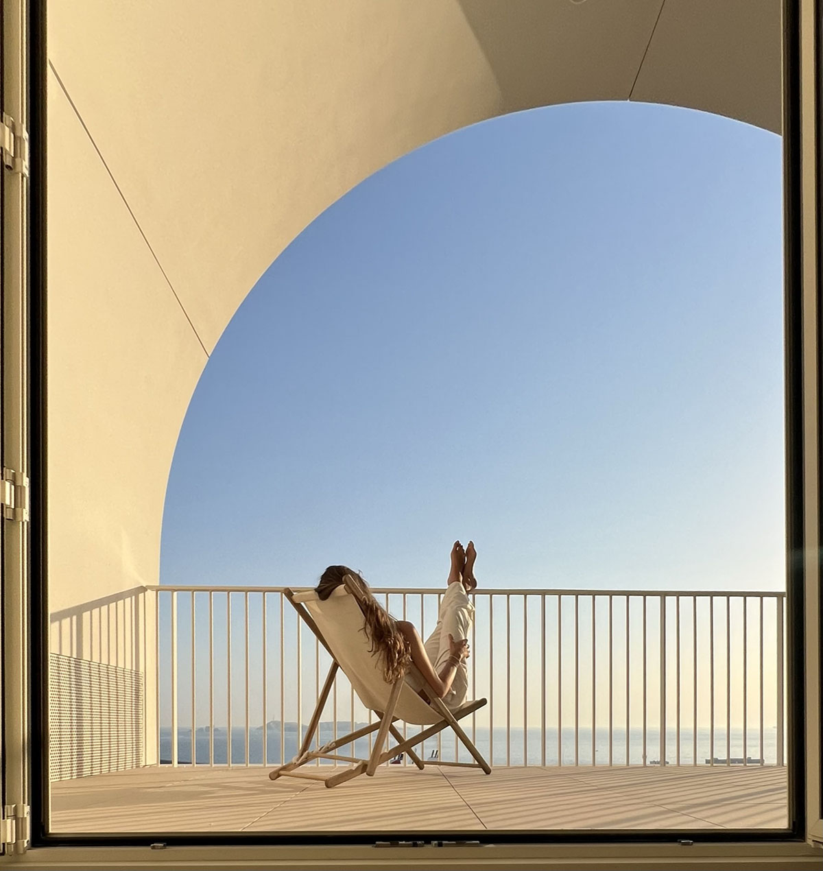 PietriArchitectes wraps residential tower with white concrete vaults referencing to the Mediterranean