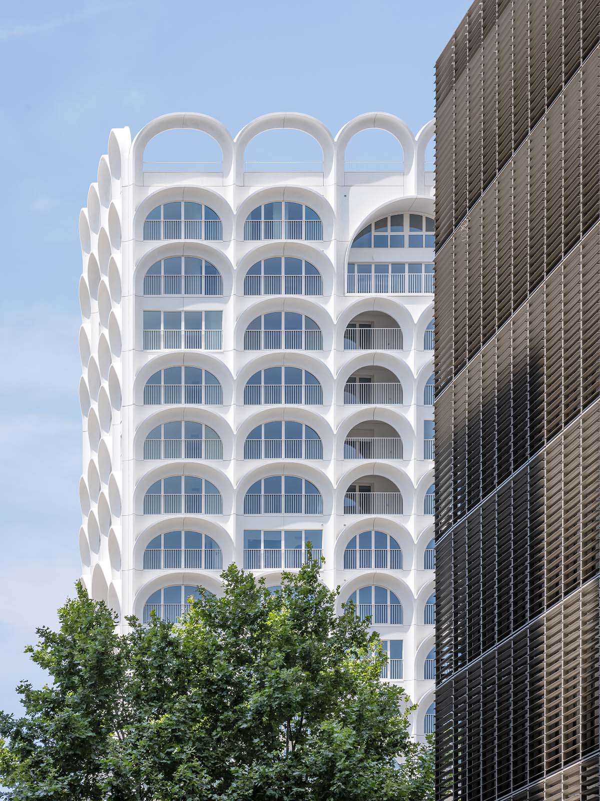 PietriArchitectes wraps residential tower with white concrete vaults referencing to the Mediterranean