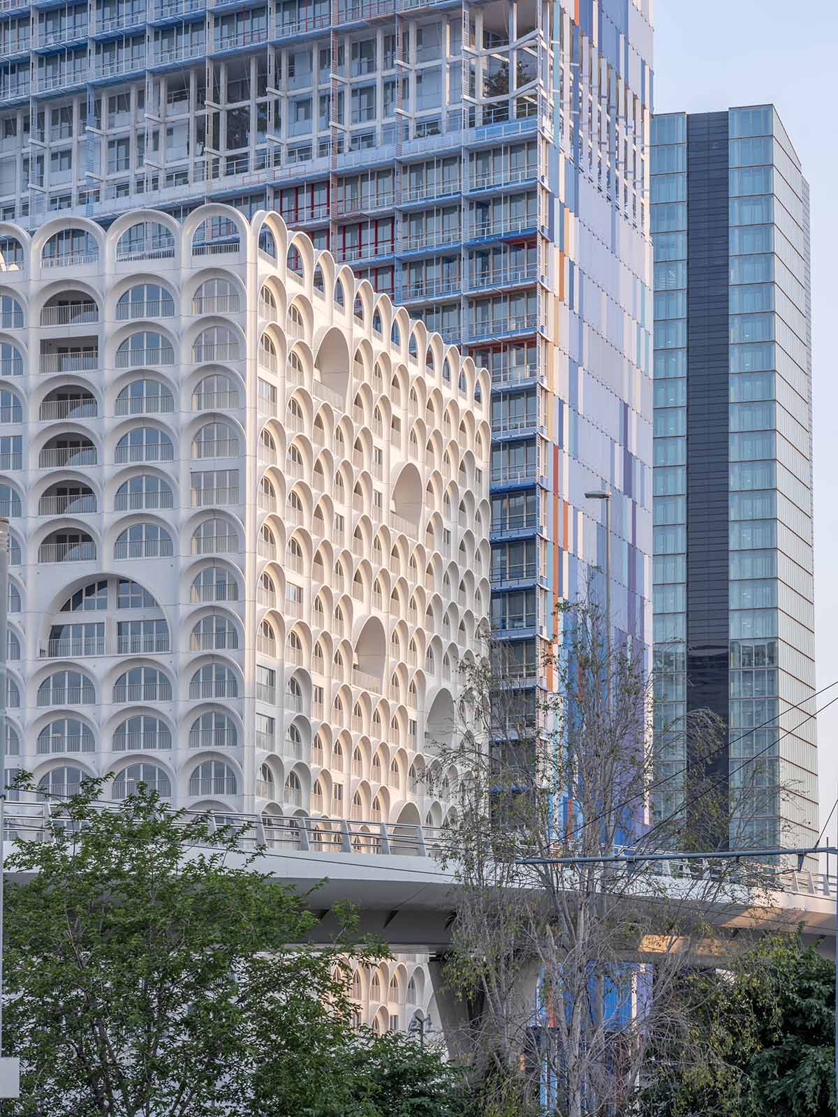 PietriArchitectes wraps residential tower with white concrete vaults referencing to the Mediterranean