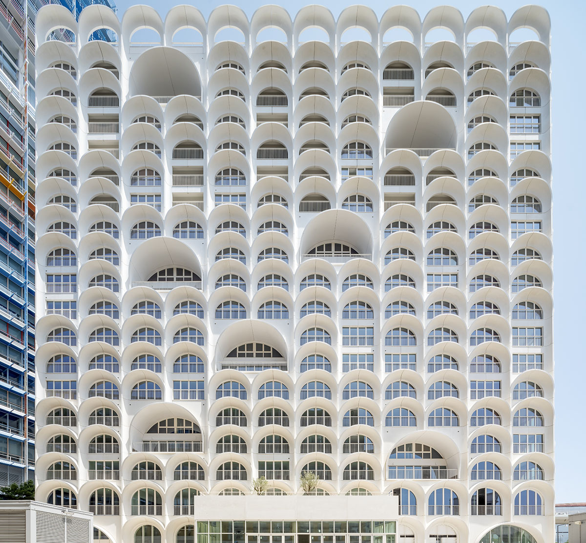 PietriArchitectes wraps residential tower with white concrete vaults referencing to the Mediterranean