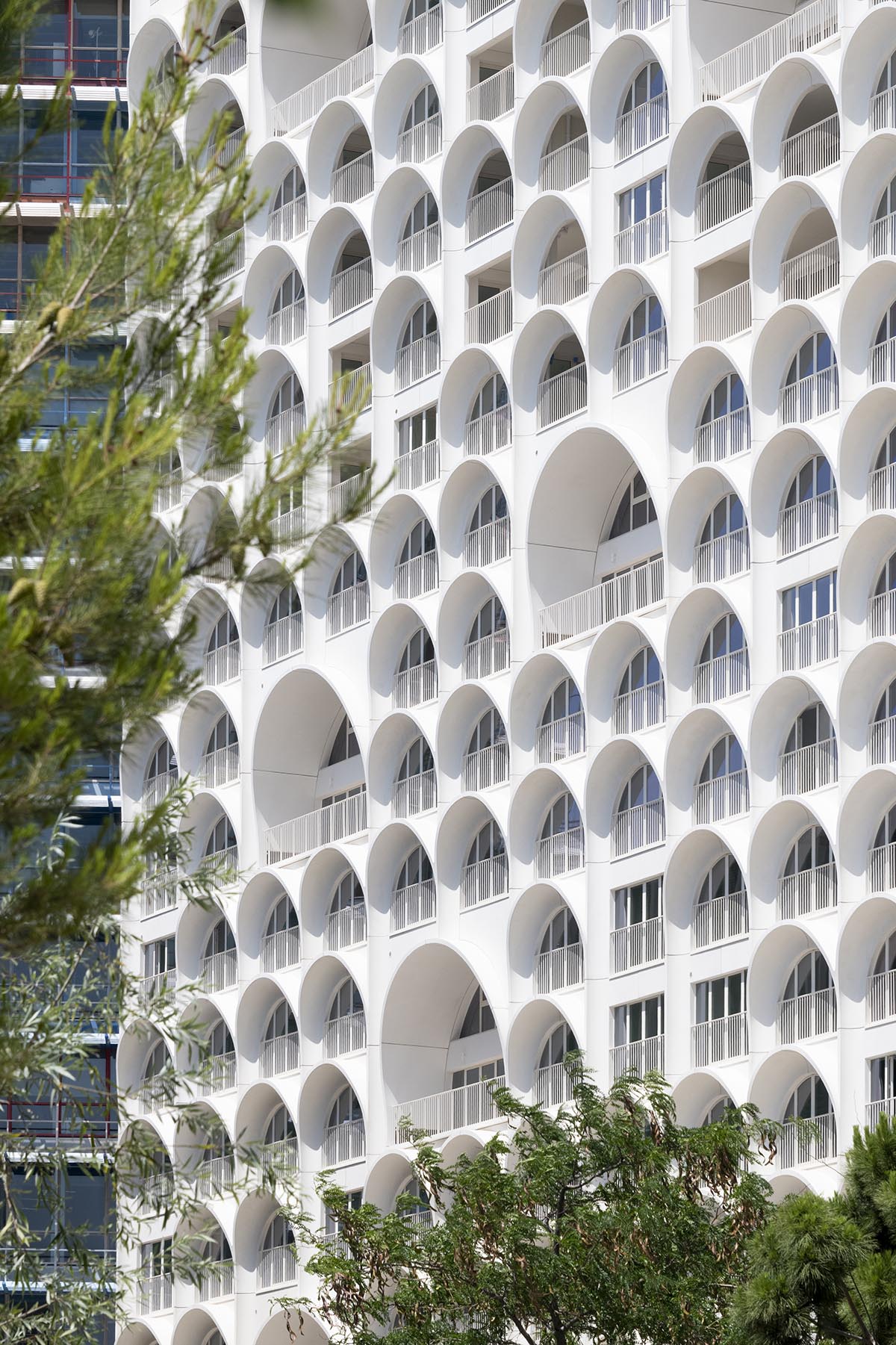 PietriArchitectes wraps residential tower with white concrete vaults referencing to the Mediterranean