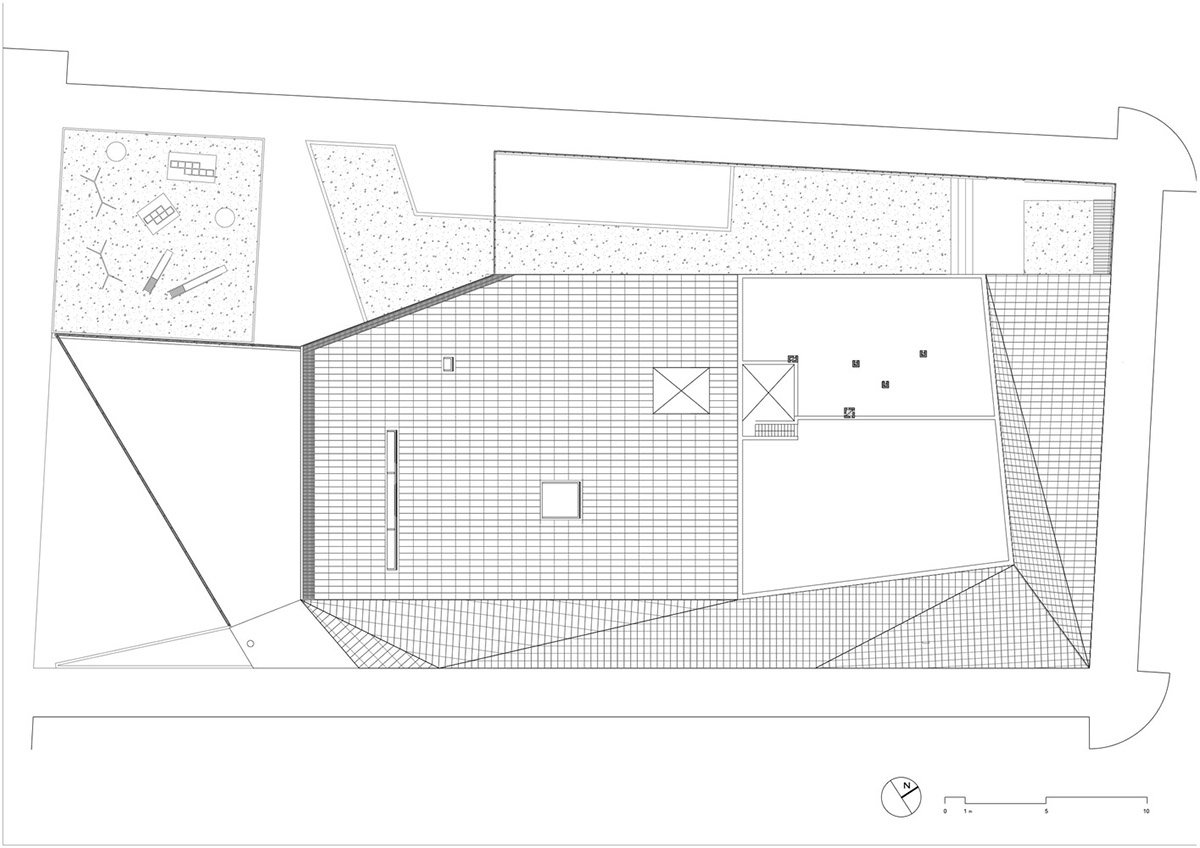 Ramón Fernández-Alonso built church complex with inclined surfaces dressed by warm colors in Madrid