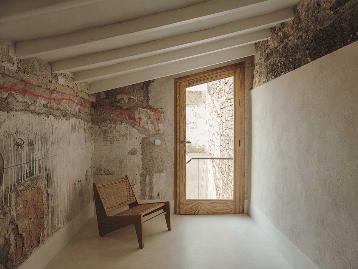 Ideo arquitectura renovates 200-year-old building with local sources and earthy tones in Spain 