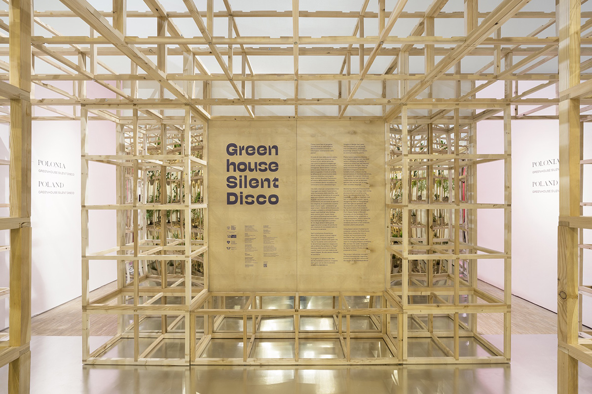 Польский павильон демонстрирует инсталляцию из деревянной матрицы с терракотовыми горшками на Триеннале в Милане 2022