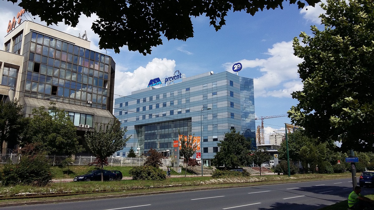 Reflecting Panels: A Critical Review on Ethics in Architecture